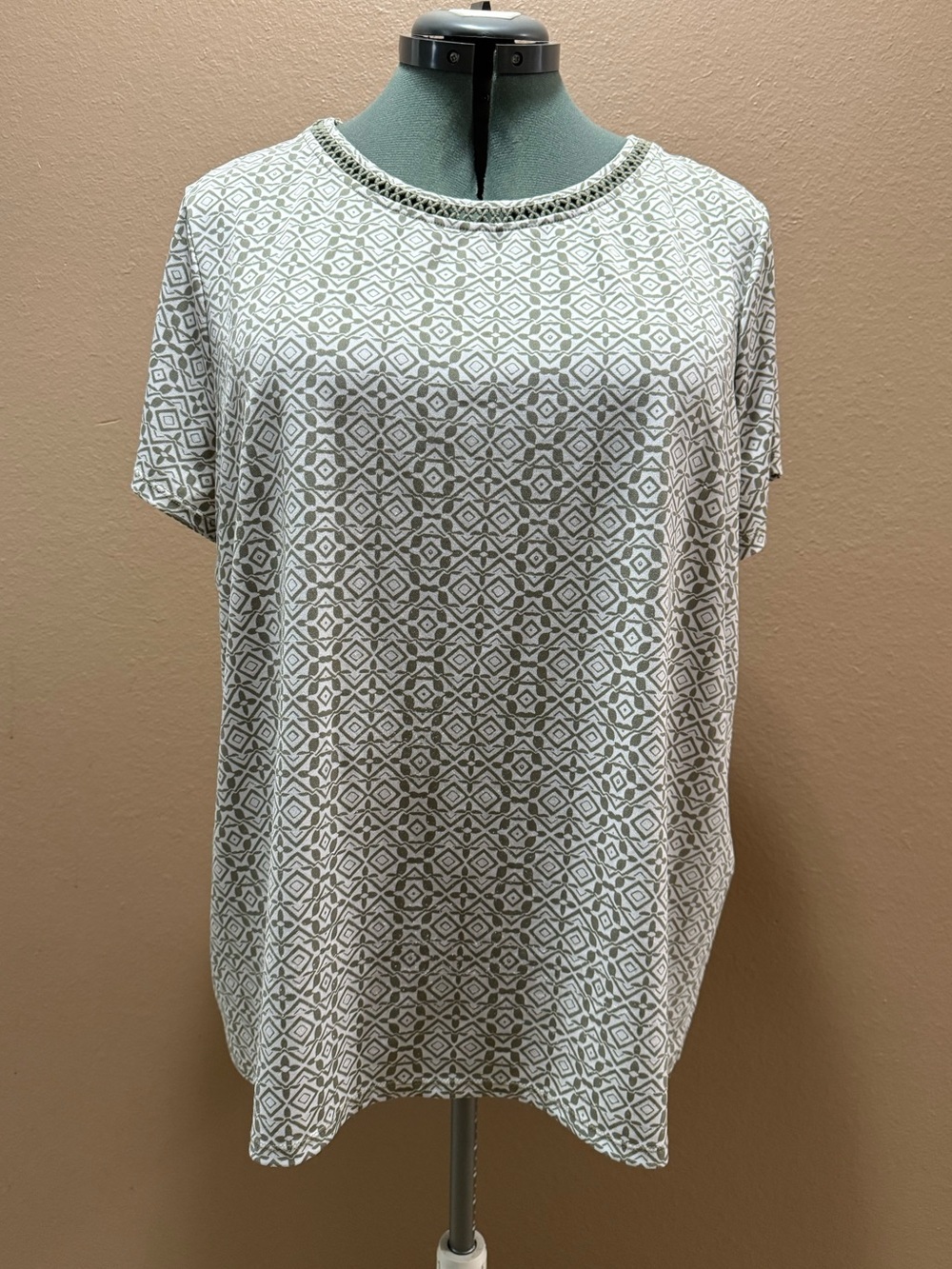 Chico's Easywear Sage Green & White Geometric Print Lattice Neck Top Size 3X